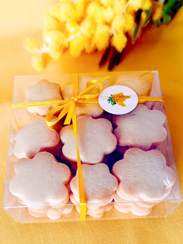 Assortiment de biscuits sablés en boîte transparente avec ruban jaune