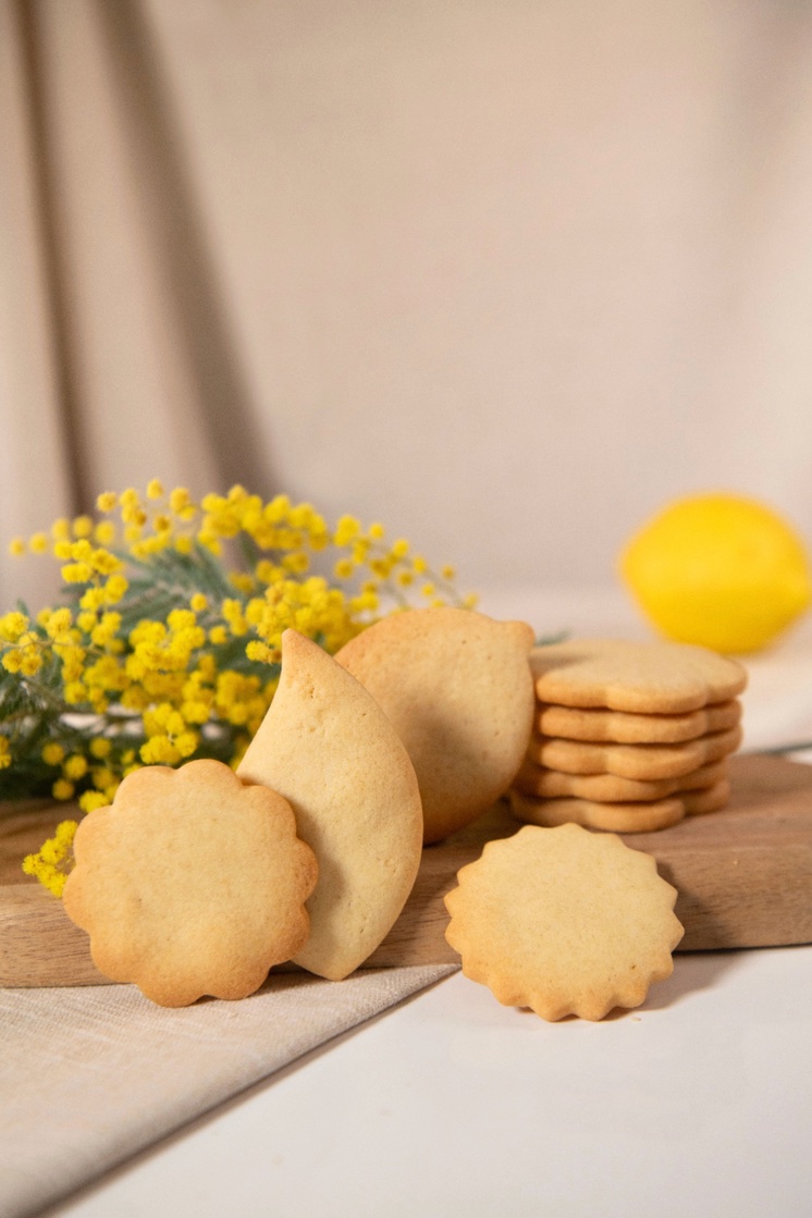 Biscuits sablés By Swanie entourés de mimosa et d'un citron