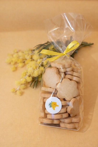 Biscuits sablés moyens en sachet transparent avec ruban jaune
